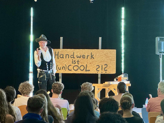 Hand und Werk oder: Wie finde ich meinen eigenen Weg im Leben? - Theateraufführung an der Ernst-Göbel-Schule in Höchst