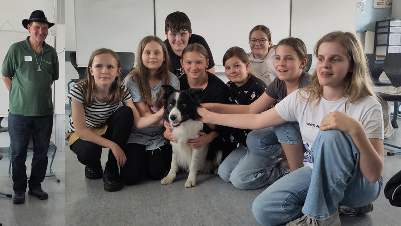 Von Schafen und Hunden: Interessanter Besuch in der AG Pfotenalarm der Ernst-Göbel-Schule