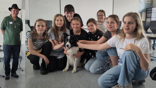 Von Schafen und Hunden: Interessanter Besuch in der AG Pfotenalarm der Ernst-Göbel-Schule